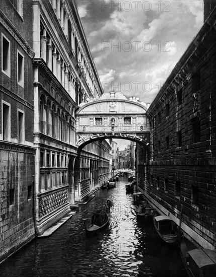 italie, venise, vue du pont des soupirs, 1920 1930