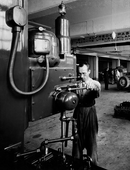 atelier à l'intérieur du garage de l'agip, 1920 1930