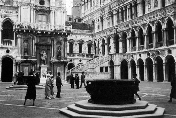 italie, venise, cour du palais ducal, 1930