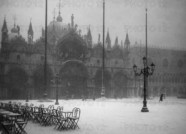 italie, venise, blizzard sur la piazza san marco, 1928 1929