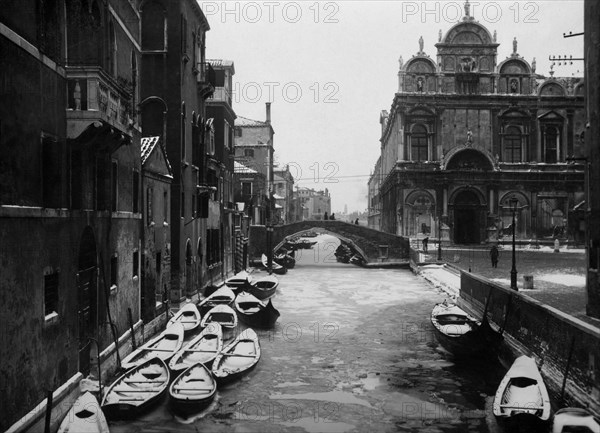 italie, venise, le rio dei mendicanti gelé et l'hôpital san giovanni e paolo, 1928 1929