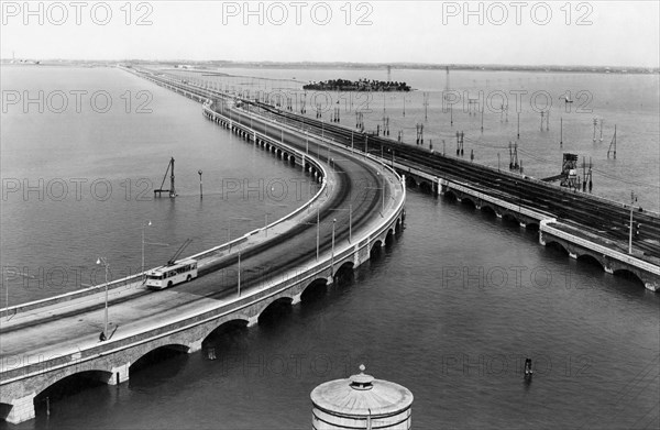 italie, venise, le pont littorio vu de venise, 1940