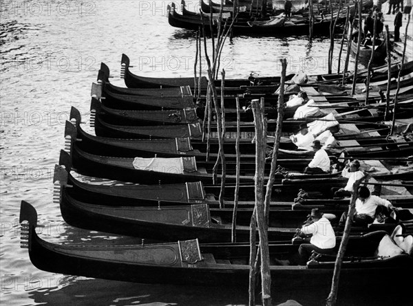 italie, venise, gondoles stationnées, 1940 1950