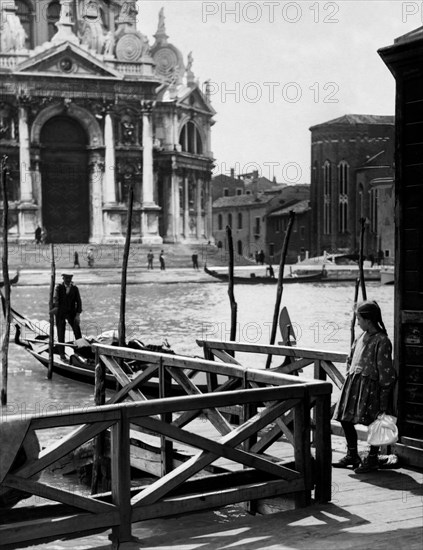 italie, venise, ferry de la trinité, une petite fille apporte le petit-déjeuner au gondolier, 1910 1920