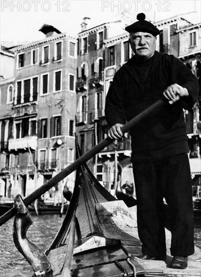 italie, venise, un gondolier, 1920 1930