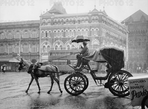 asia, india, bombay, carrozza a cavallo nel periodo dei monsoni, 1951