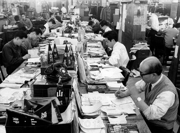 giappone, tokyo, redazione con giornalisti al lavoro, 1950 1960