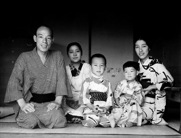 japon, tokyo, portrait d'une famille japonaise, 1954