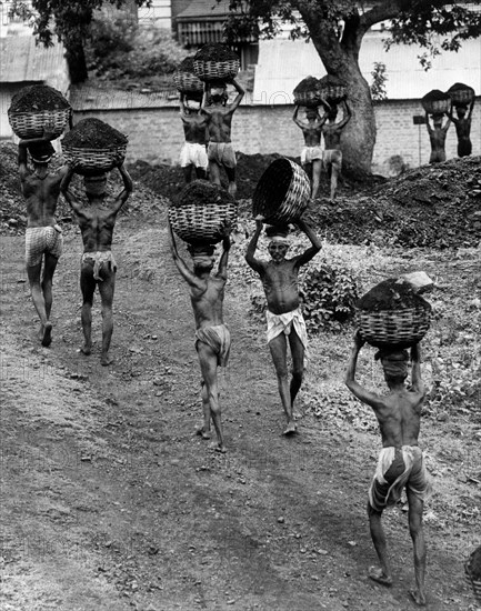 Inde, transport de charbon depuis la mine, 1961