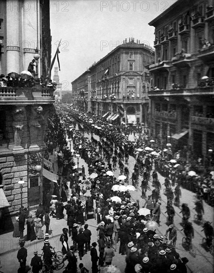 italie, lombardie, milan, via dante, défilé des participants à la fête décennale de la tci, 1905