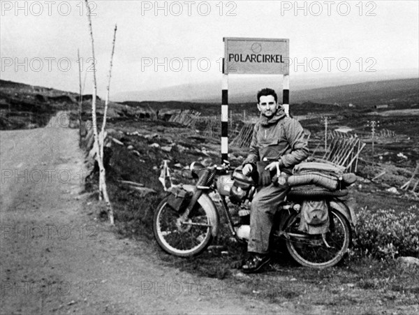 europe, norvège, un motocycliste de bologne au cercle polaire, 1955