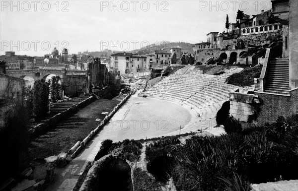 italie, verone, vue du théâtre romain, 1930 1940