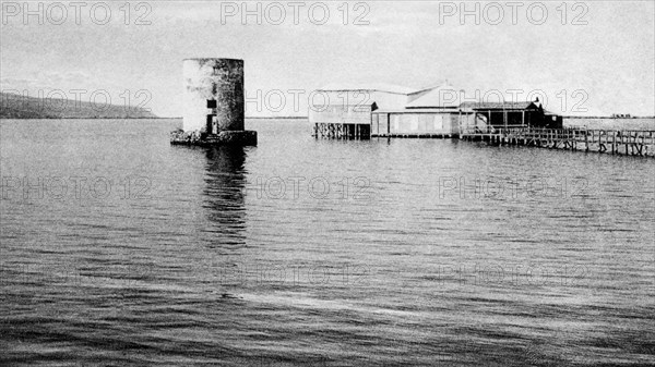 italie, toscane, orbetello, vue du lac avec le vieux moulin, 1920 1930