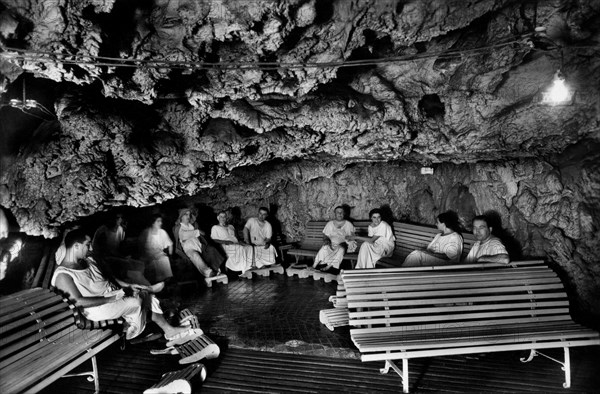 italie, toscane, monsummano terme, baigneurs à l'intérieur de la grotta giusti, 1930 1940
