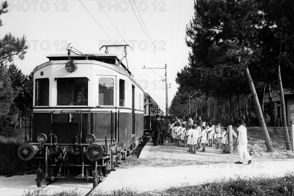 italie, toscane, tirrenia, le train de la nouvelle ligne côtière à la gare, 1930 1940