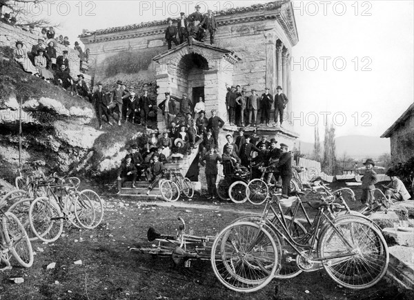 italie, ombrie, foligno membres du tci devant le temple de clitunno, 1900 1910