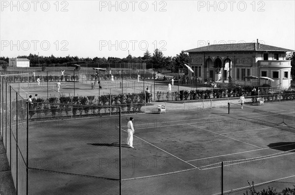 italie, toscane, montecatini terme, joueurs de tennis à la casa degli sport, 1920 1930