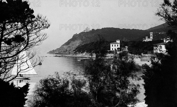 europe, italie, toscane, quercianella, vue de la côte avec le château de sonnino sur le promontoire, 1920 1930