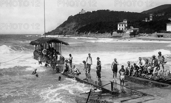 europa, italie, toscane, quercianella, baigneurs aux bains paolieri, 1920 1930