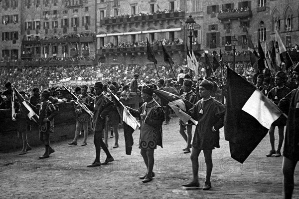 europe, italie, toscane, sienne, exposition des porte-drapeaux de la contrade à l'occasion du palio, 1900 1910