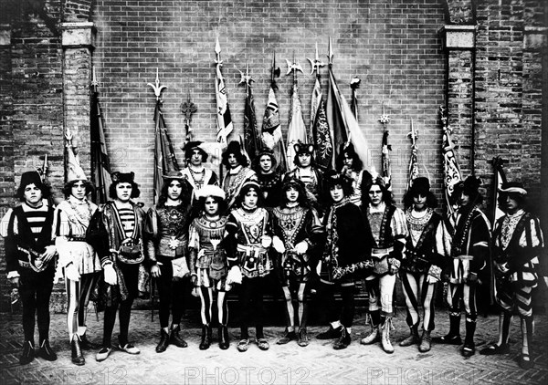 europa, italia, toscana, siena, foto di gruppo dei paggi delle diciassette contrade, 1920 1930