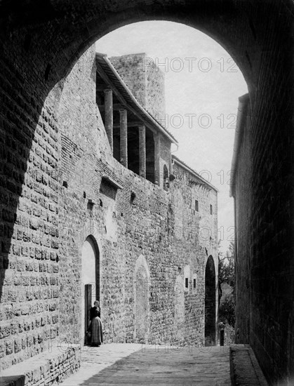 europe, italie, toscane, san gimignano, vue depuis le grand arc sous le palazzo del podestà, 1900 1910