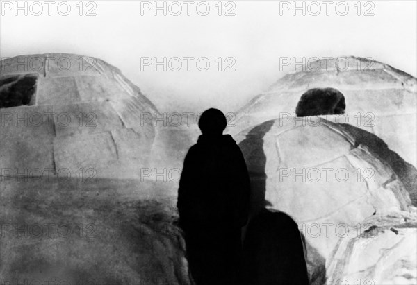 amérique, alaska, un homme eskimo devant un igloo, 1910 1920