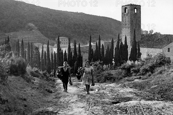 europa, italia, toscana, san baronto, donne nei pressi del monastero, 1920