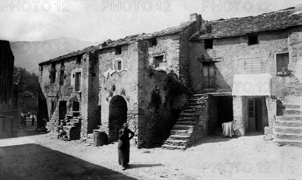 europe, france, corse, ajaccio, maisons à la cour, 1920