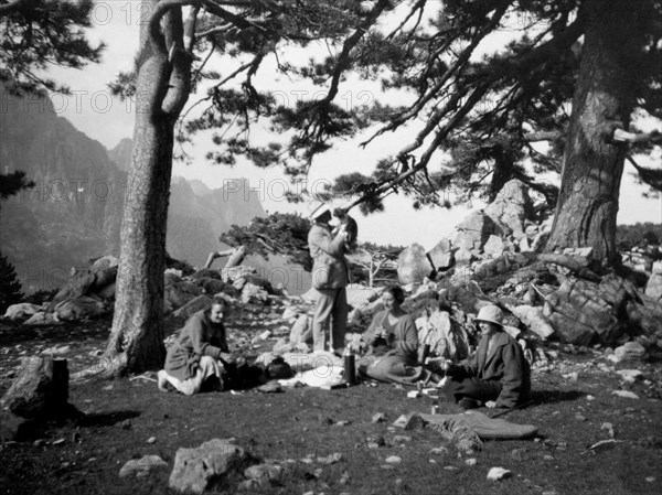 europe, france, corse, pique-nique au col de bavelle, 1920 1930