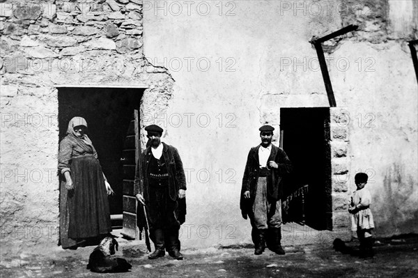 europe, france, corse, agriculteur faisant une pause, 1920