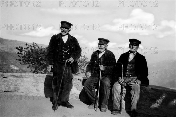 europe, france, corse, bergers devant la maison, 1910 1920