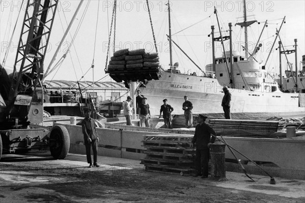 europa, francia, corsica, bastia, uomini a lavoro nel porto industriale, 1965