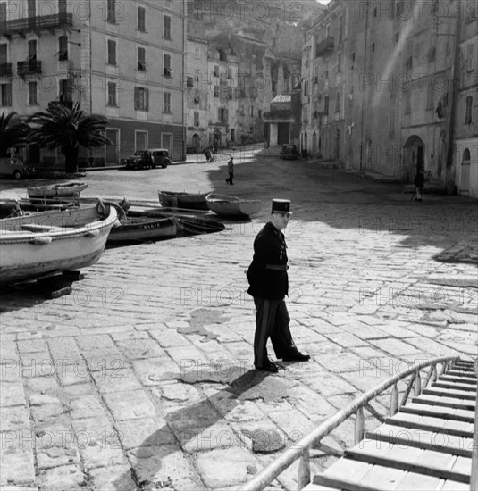 europa, francia, corsica, bonifacio, un gendarme sul molo, 1957