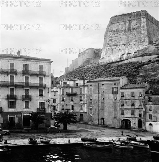 europe, france, corse, bonifacio, un gendarme sur le quai, 1957