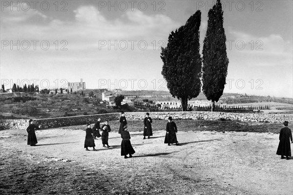 europe, italie, toscane, place de l'église de volterra, 1930 1940