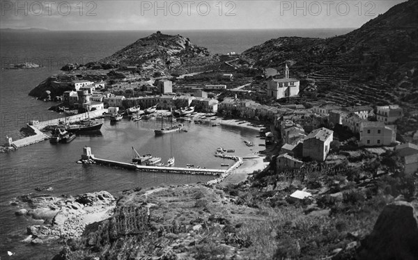 italie, toscane, île de giglio, vue du port, 1956