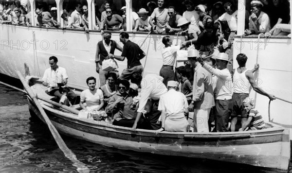 italie, toscane, île de gorgone, le débarquement des touristes, 1956