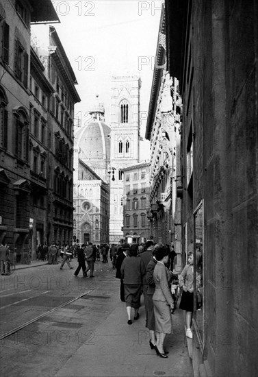 italie, toscane, florence, via de pecori avec la cathédrale en arrière-plan, 1955