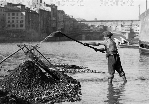 italie, toscane, florence, arno renaiolo au travail près du vieux pont, 1920 1930