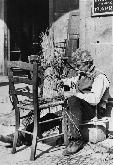 italie, toscane, florence, portrait d'un tisseur de chaises, 1910 1920