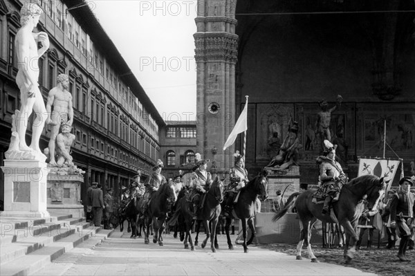 italie, toscane, florence, procession folklorique sur la piazza della signoria, 1961