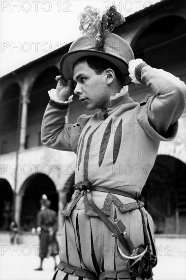 italie, toscane, florence, un batteur en tenue typique, 1955