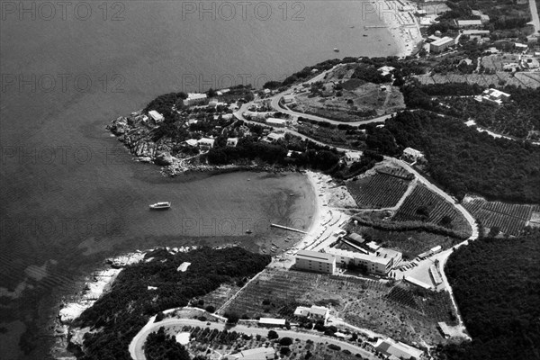 italie, toscane, ile d'elbe, vue aerienne de procchio, 1964