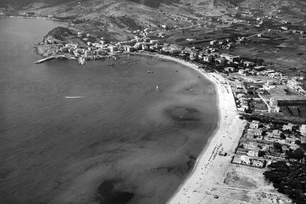italie, toscane, ile d'elbe, vue aerienne de marina di campo, 1964
