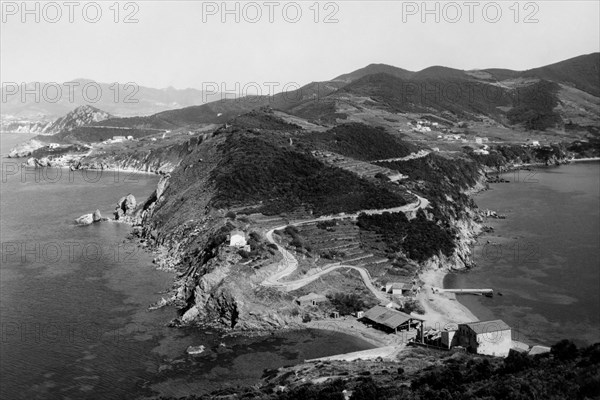 italie, toscane, île d'elbe, vue aérienne de l'enfola à portoferraio, 1965