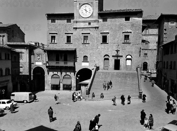 italie, toscane, cortona, vue de la mairie sur la piazza della repubblica, 1966