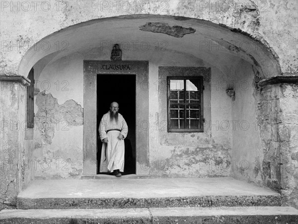 italia, toscana, poppi, eremita in una cella di clausura presso l'abbazia di camaldoli, 1966