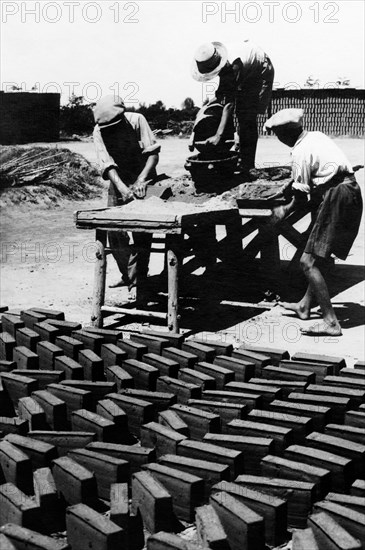 italie, toscane, ouvriers à la fabrication de briques, 1920 1930