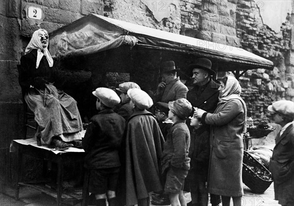 italie, toscane, enfants devant la befana, 1920 1930